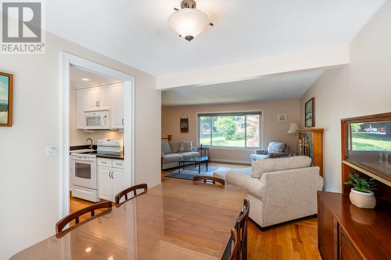 Property at 2283 PARK CRESCENT image 4