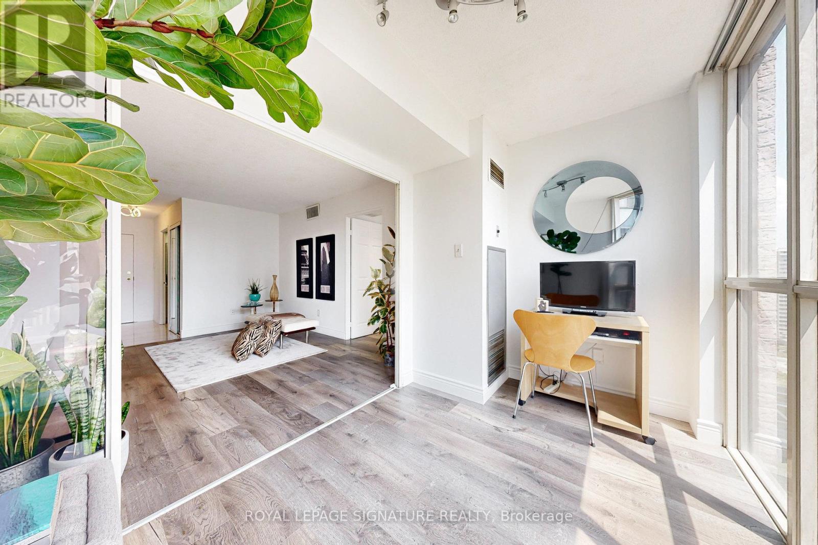 1501 - 265 Enfield Place, Mississauga (City Centre), Ontario  L5B 3Y7 - Photo 8 - W12271866