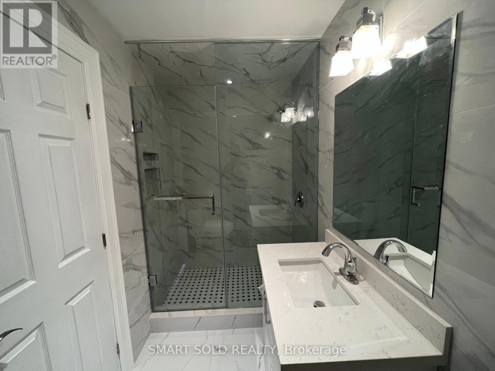 994 Garrard Avenue, Mississauga, Ontario  L5E 1L5 - Photo 13 - W12271899