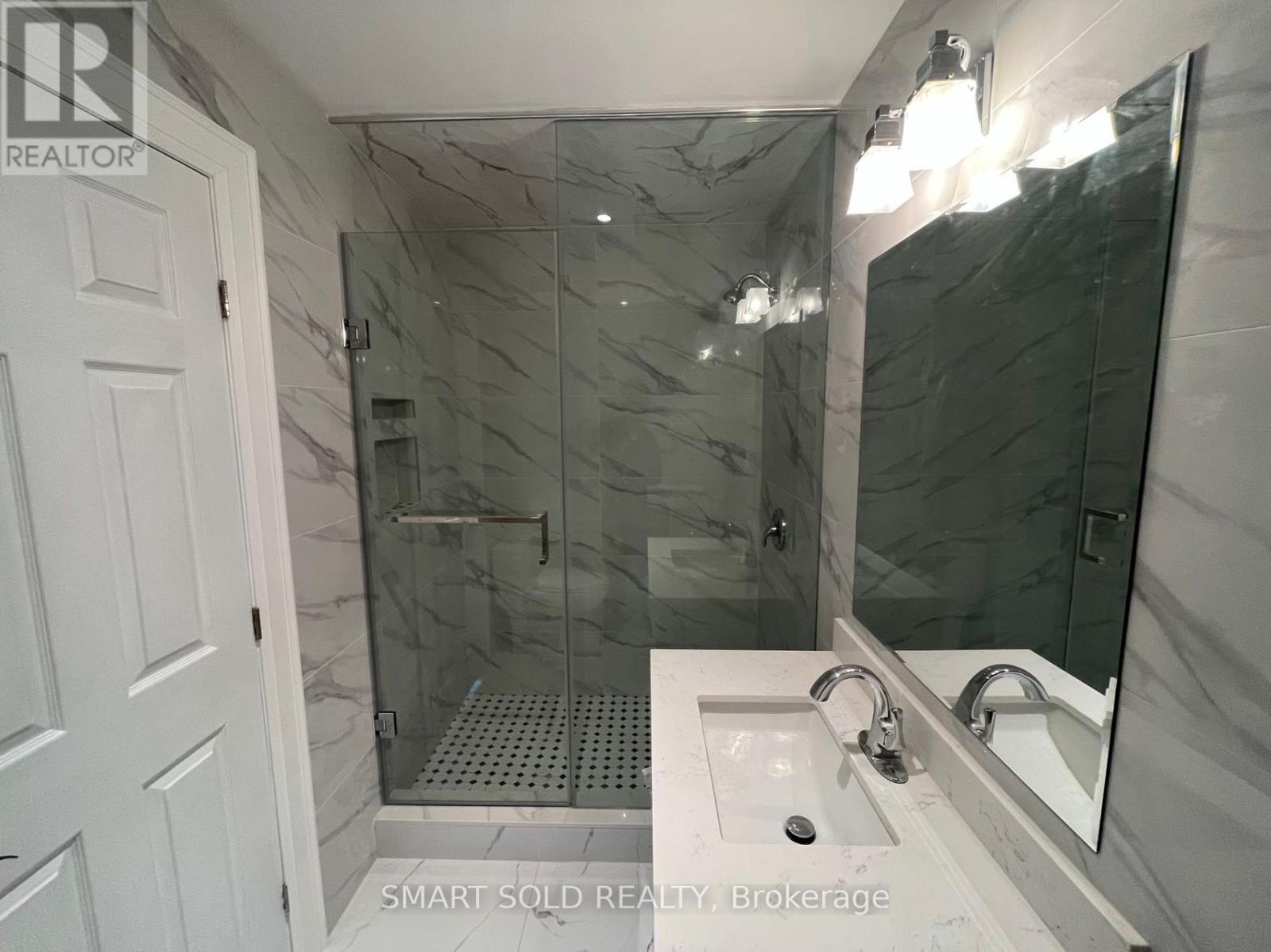994 Garrard Avenue, Mississauga, Ontario  L5E 1L5 - Photo 15 - W12271899