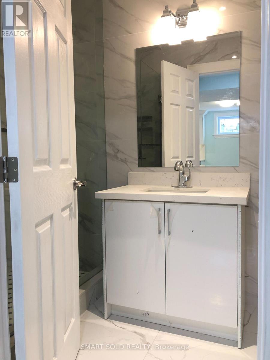 994 Garrard Avenue, Mississauga, Ontario  L5E 1L5 - Photo 17 - W12271899