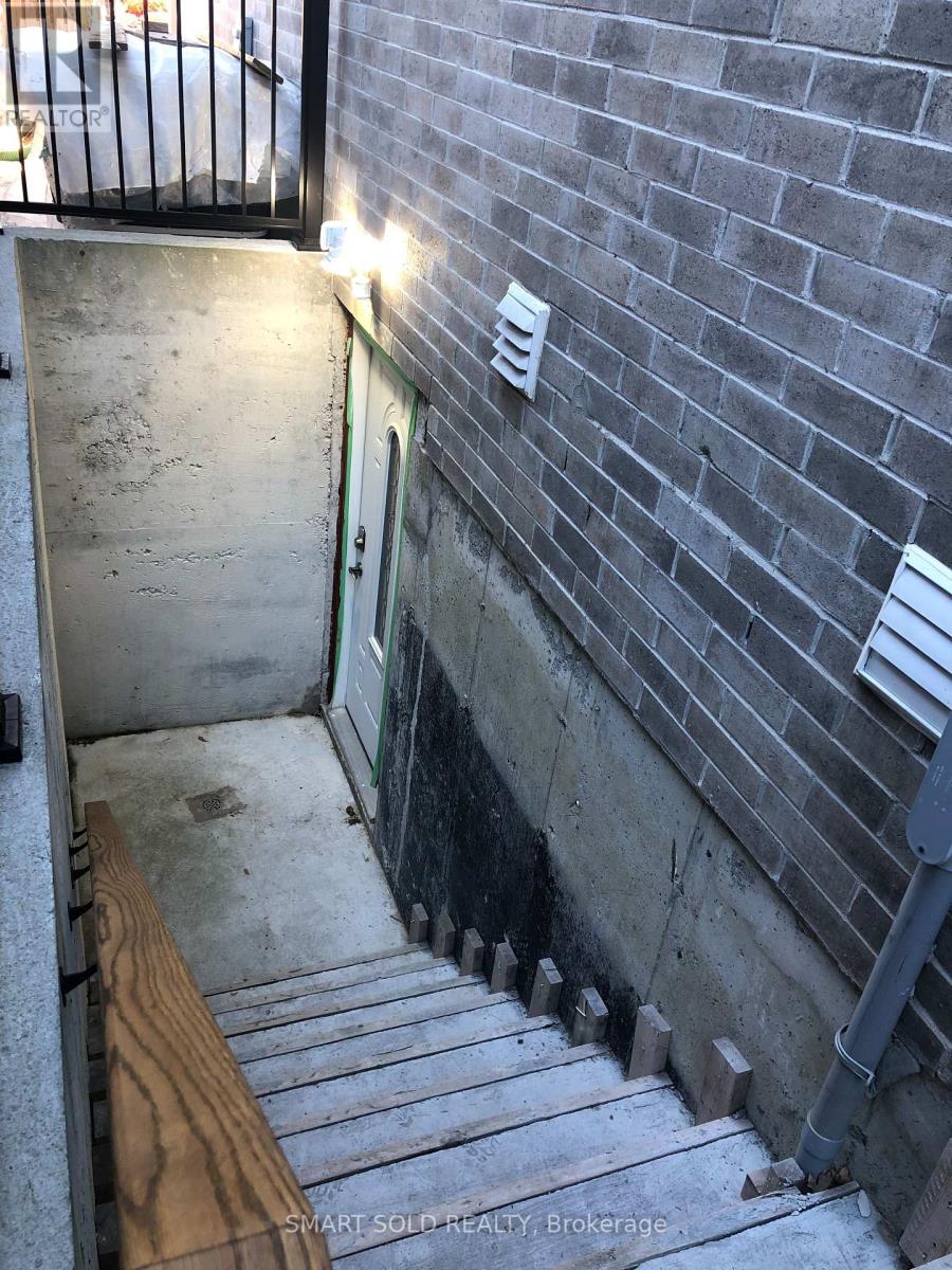 994 Garrard Avenue, Mississauga, Ontario  L5E 1L5 - Photo 2 - W12271899