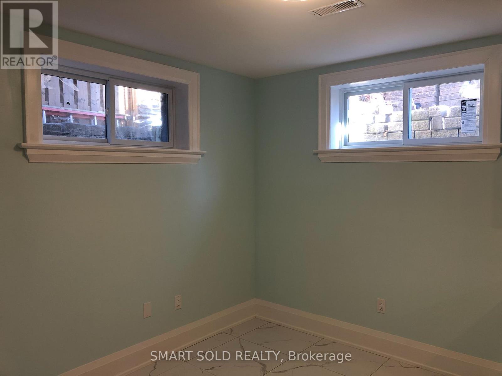 994 Garrard Avenue, Mississauga, Ontario  L5E 1L5 - Photo 20 - W12271899