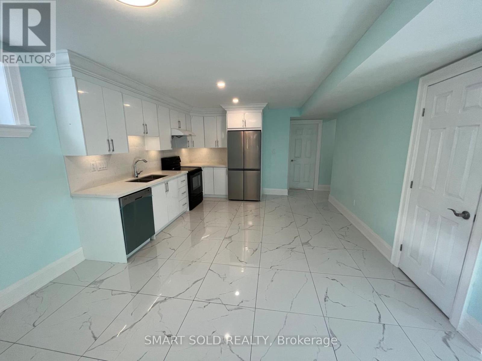 994 Garrard Avenue, Mississauga, Ontario  L5E 1L5 - Photo 4 - W12271899