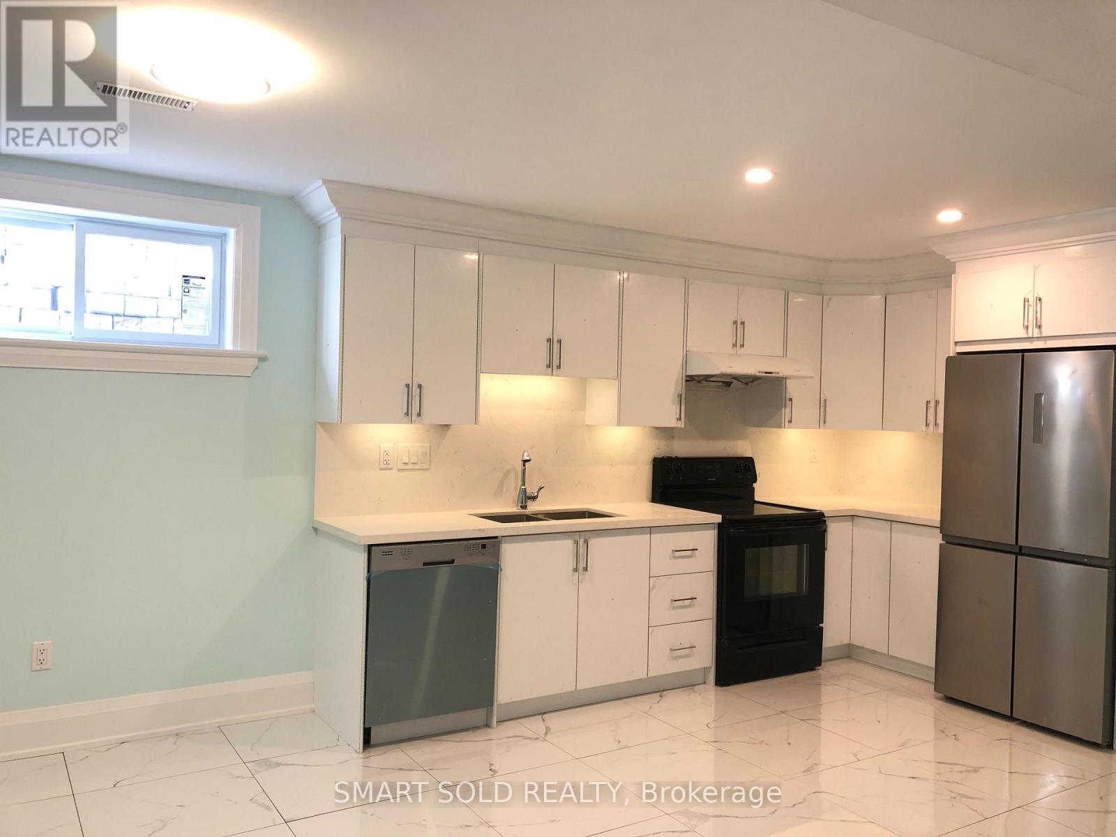 994 Garrard Avenue, Mississauga, Ontario  L5E 1L5 - Photo 6 - W12271899