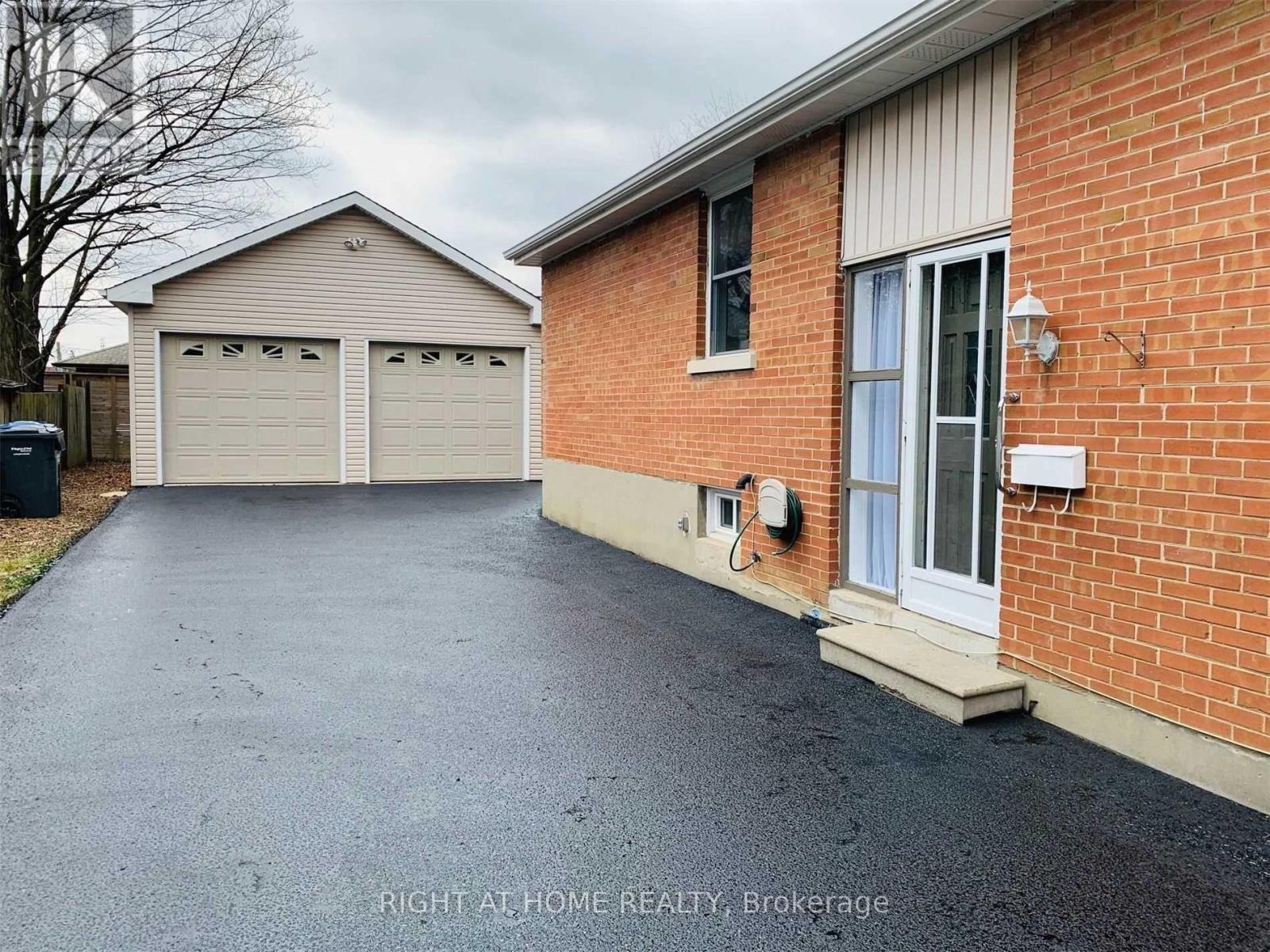 12 Lawrence Crescent, Brampton (Brampton East), Ontario  L6W 2P3 - Photo 2 - W12271925
