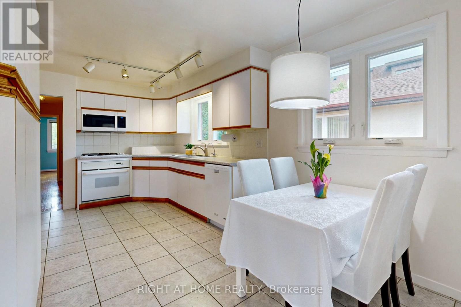 220 Homewood Avenue, Toronto (Newtonbrook West), Ontario  M2M 1K6 - Photo 10 - C12269371
