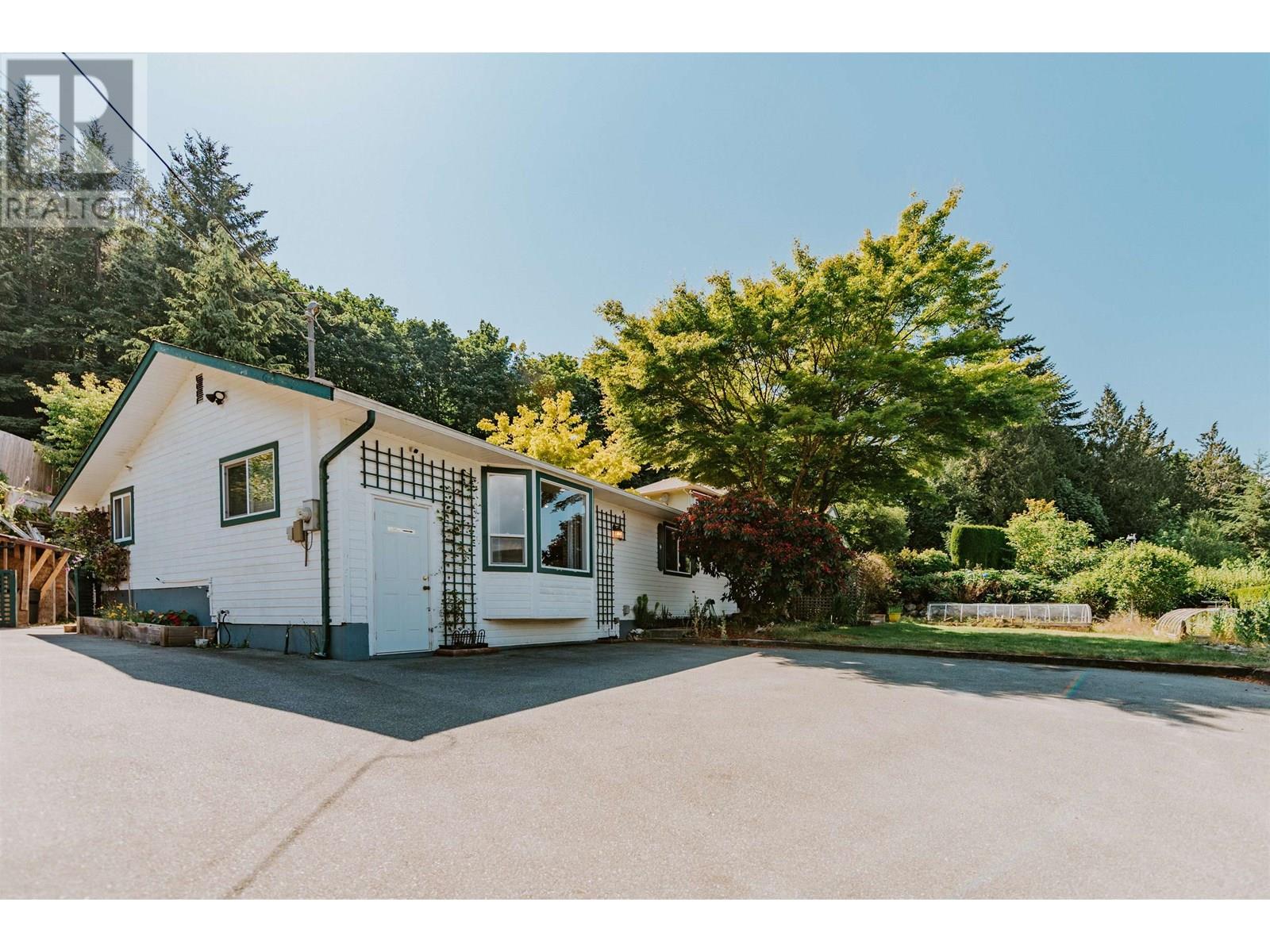 Property at 6303 FAIRWAY AVENUE image 2