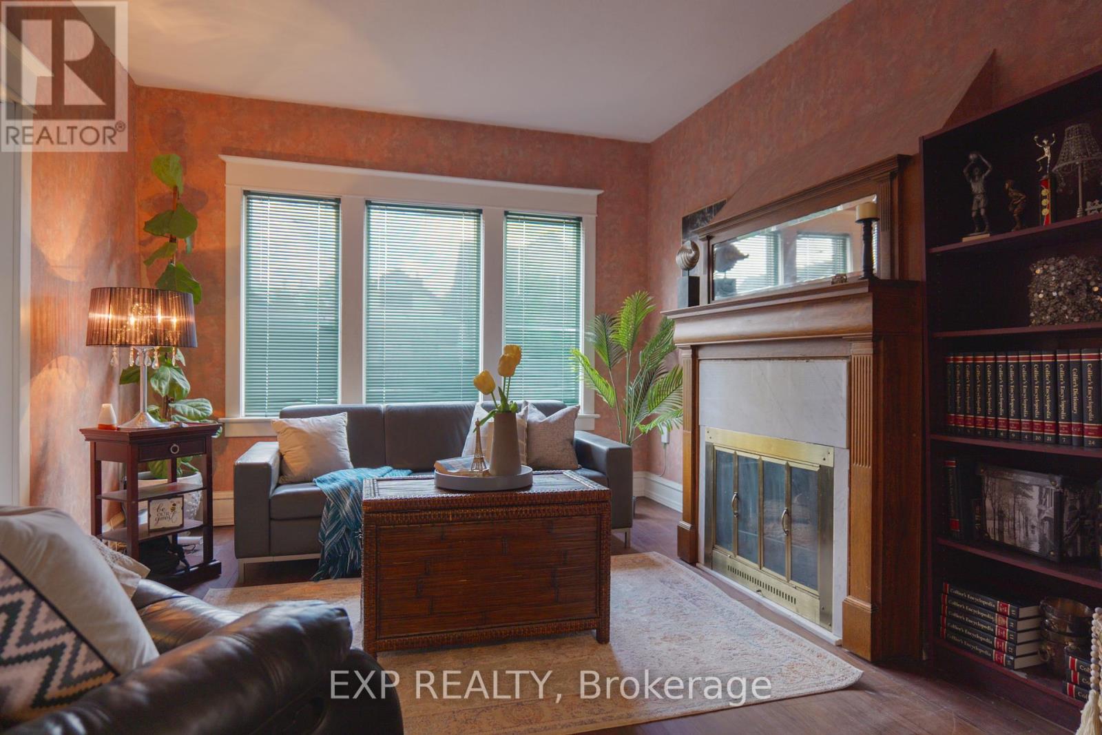 111 Park Row N, Hamilton (Crown Point), Ontario  L8H 4E5 - Photo 2 - X12272090