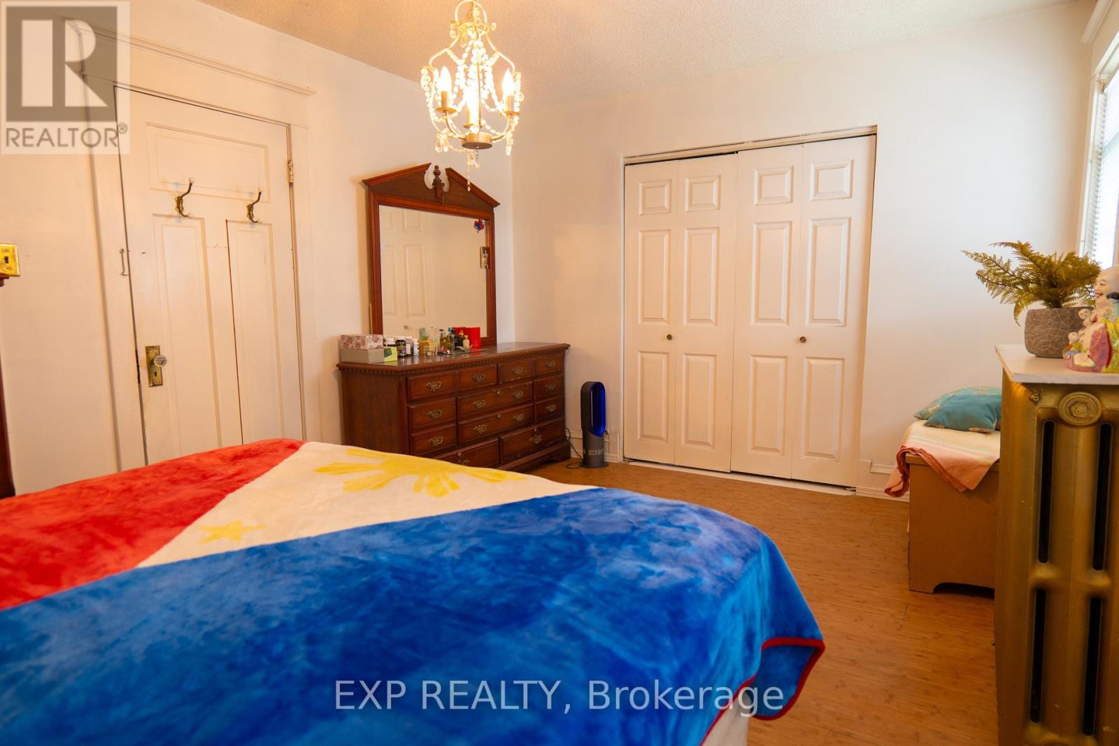 111 Park Row N, Hamilton (Crown Point), Ontario  L8H 4E5 - Photo 13 - X12272090