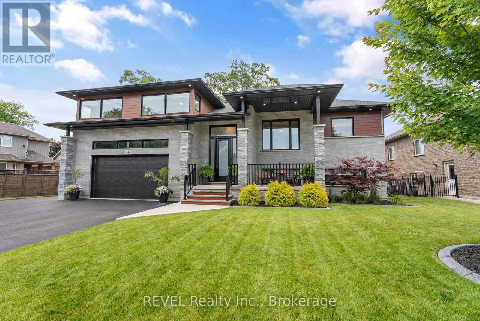 Property at 704 CLARENCE STREET image 1