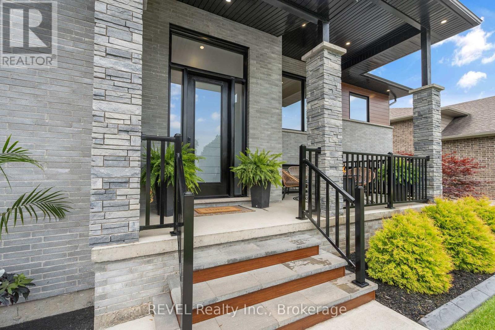 Property at 704 CLARENCE STREET image 3
