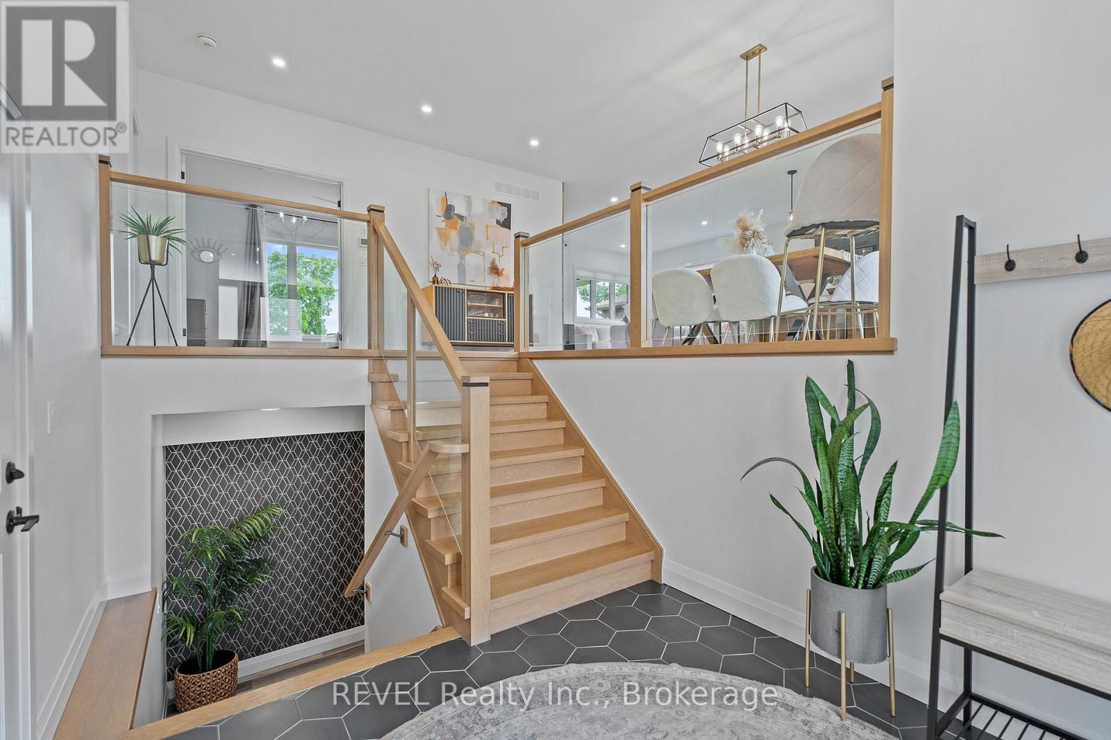 Property at 704 CLARENCE STREET image 5