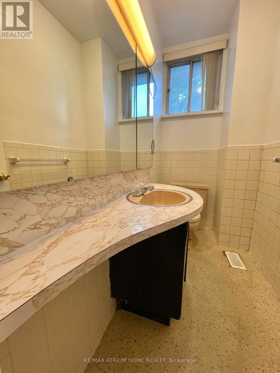 75 Stormont Avenue, Toronto (Bedford Park-Nortown), Ontario  M5N 2C3 - Photo 7 - C12272174