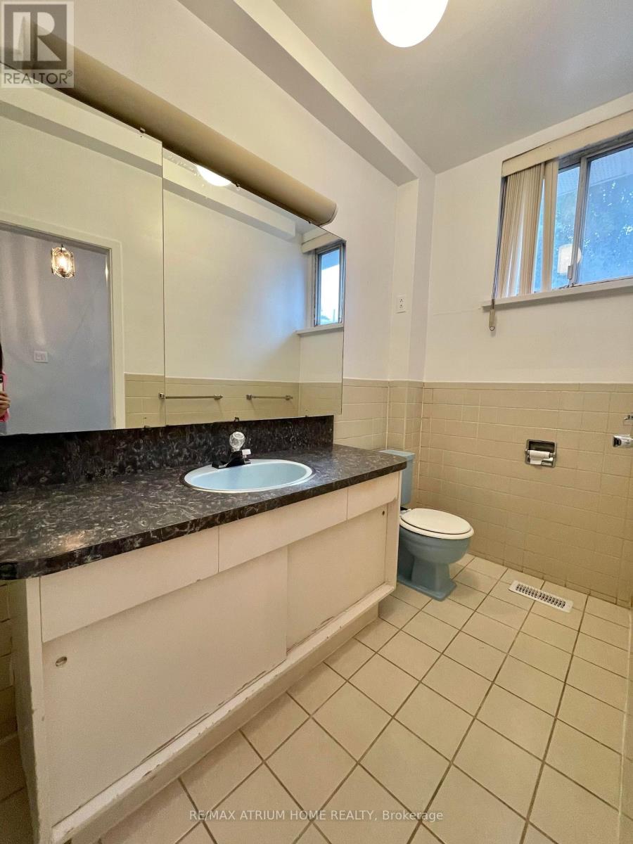 75 Stormont Avenue, Toronto (Bedford Park-Nortown), Ontario  M5N 2C3 - Photo 8 - C12272174