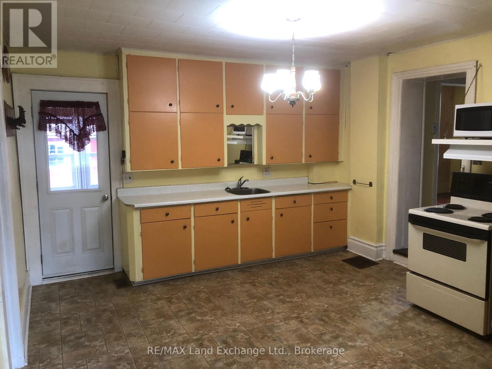 204 Amelia Street, Brockton, Ontario  N0G 2V0 - Photo 2 - X12272301