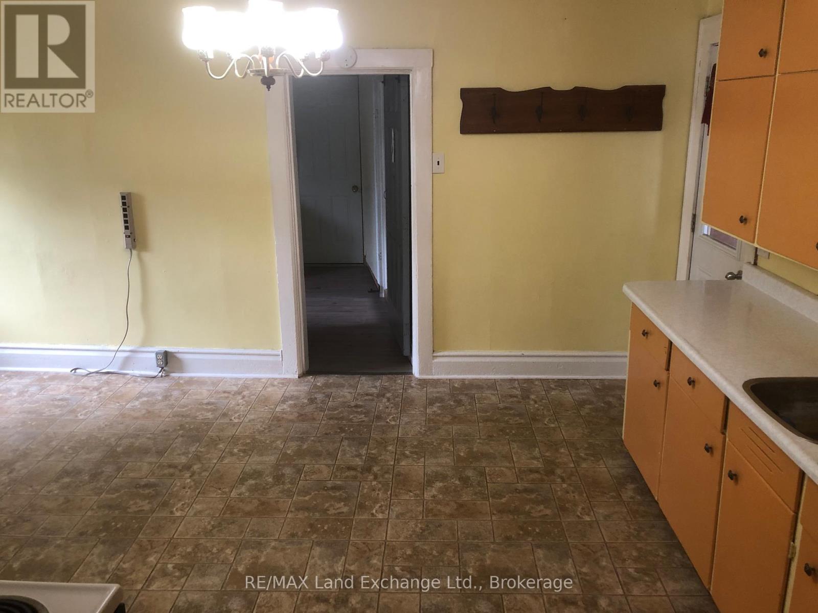 204 Amelia Street, Brockton, Ontario  N0G 2V0 - Photo 4 - X12272301