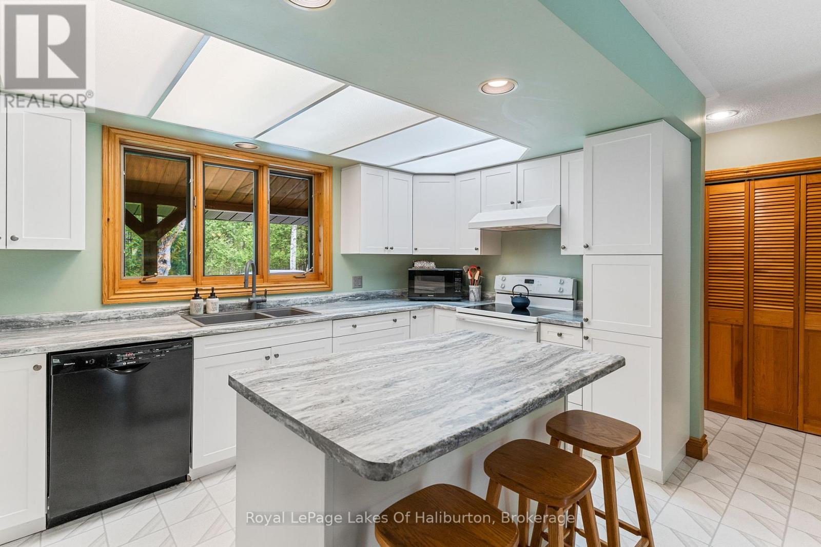 1111 Elk Drive, Dysart Et Al, Ontario  K0M 1S0 - Photo 11 - X12272466