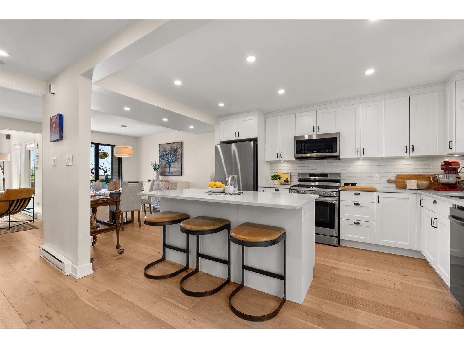 Property at 4 14985 VICTORIA AVENUE image 3