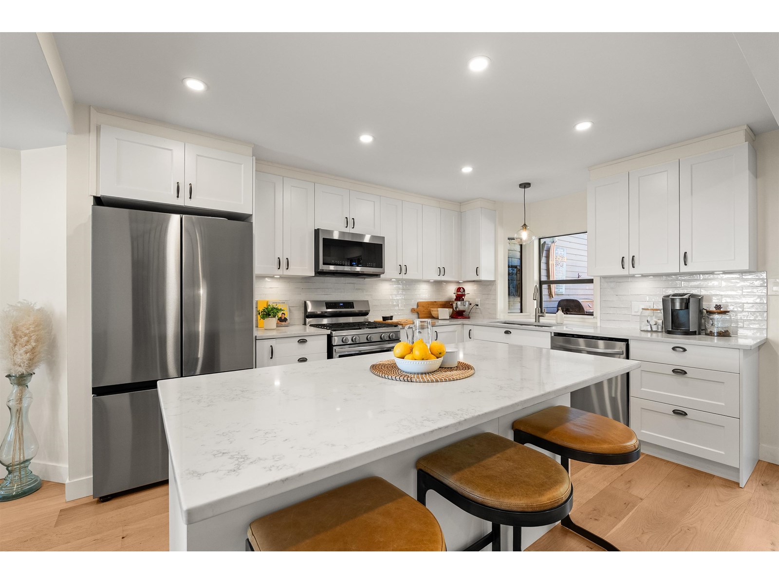 Property at 4 14985 VICTORIA AVENUE image 4
