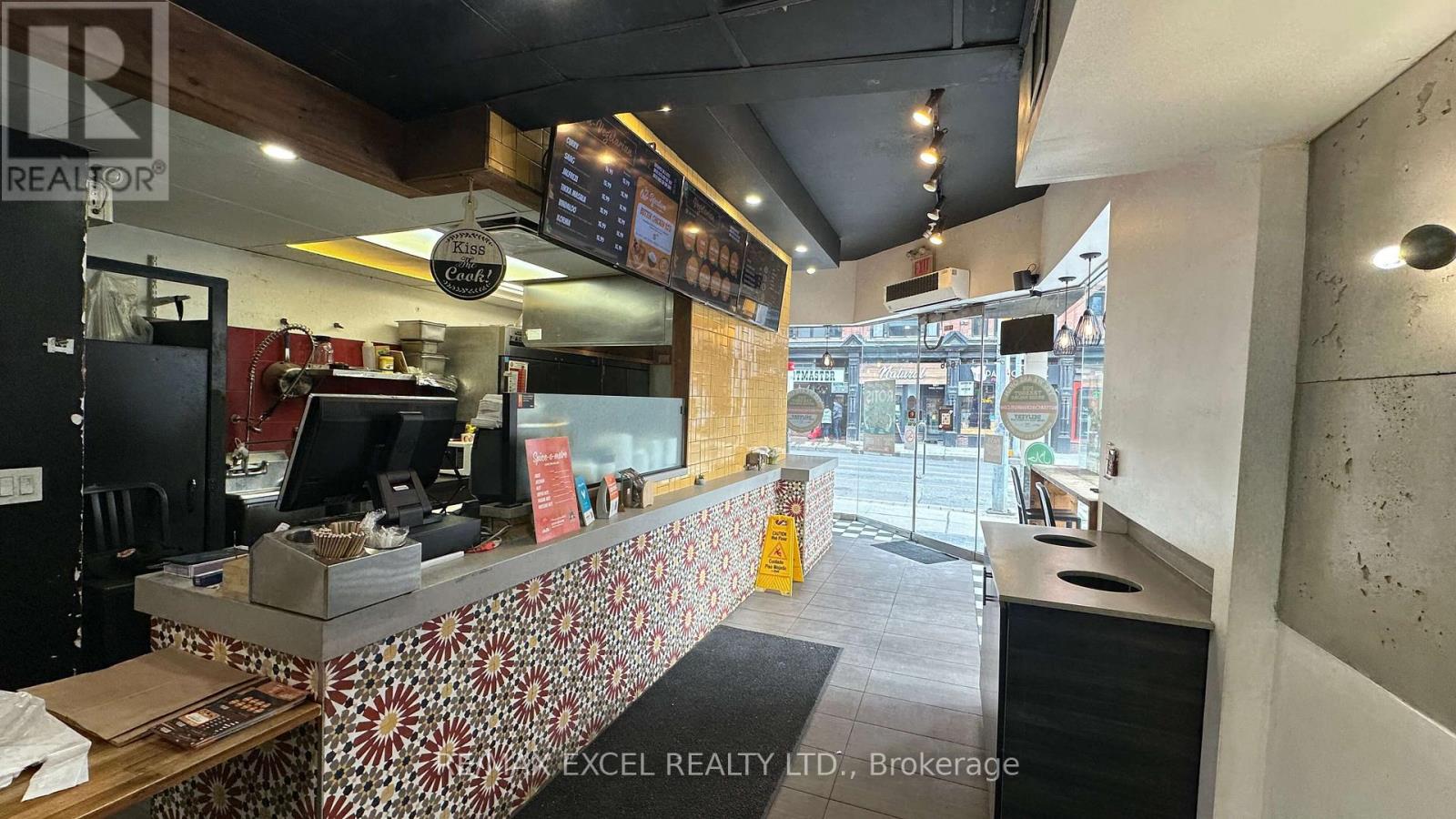 Property at 646 YONGE STREET image 4