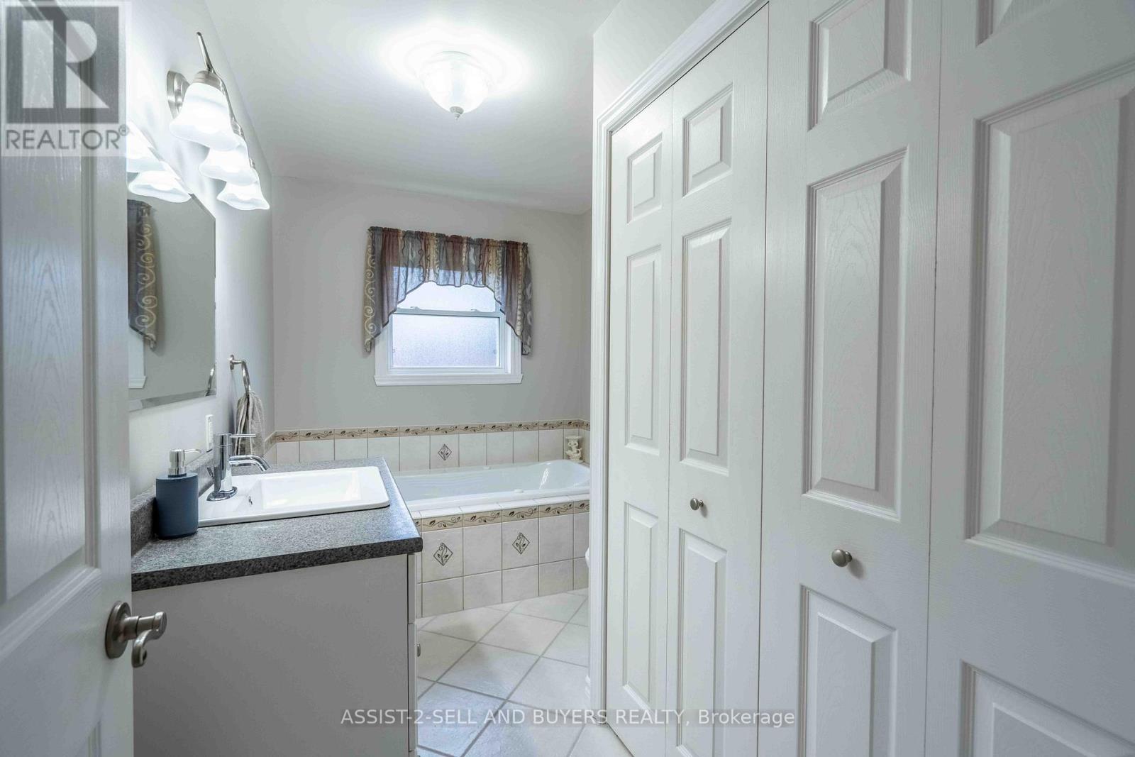 18267 Samuel Drive S, South Glengarry, Ontario  K6H 7J1 - Photo 8 - X12186255