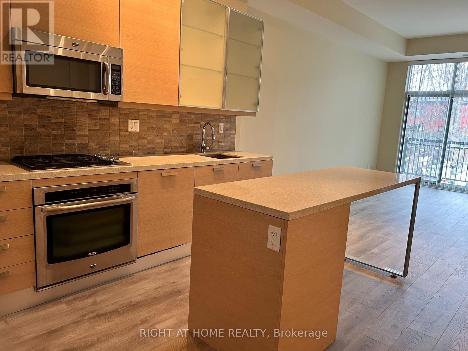 Property at 217 - 66 KIPPENDAVIE AVENUE image 5