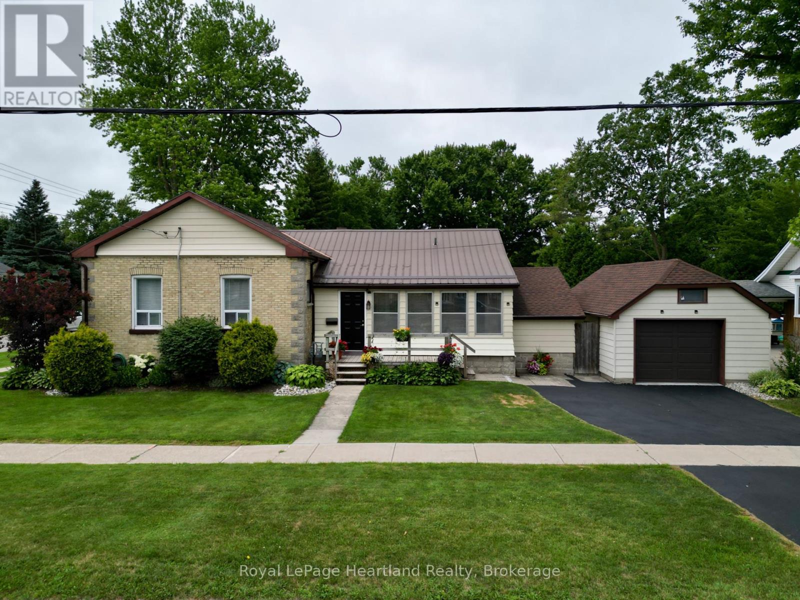46 Gidley Street W, South Huron, Ontario  N0M 1S2 - Photo 3 - X12271344