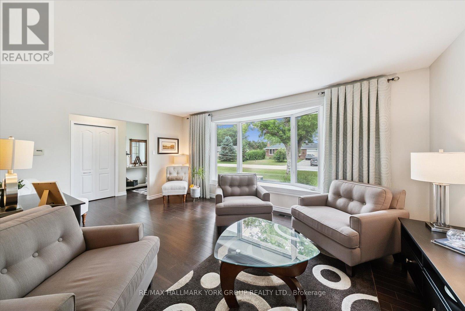 31 Griffith Avenue, Georgina, Ontario  L0E 1N0 - Photo 6 - N12272618