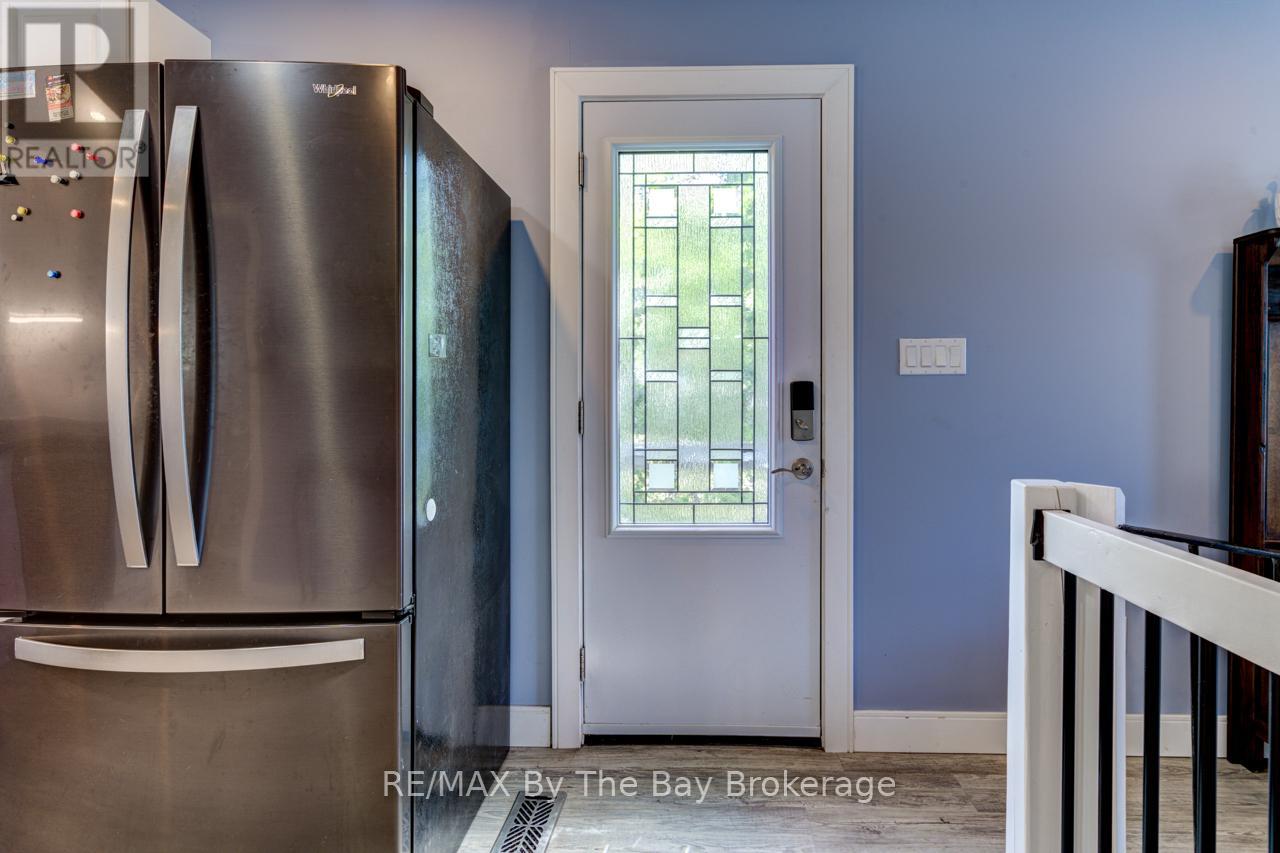 Property at 1250 RIVER ROAD W image 4