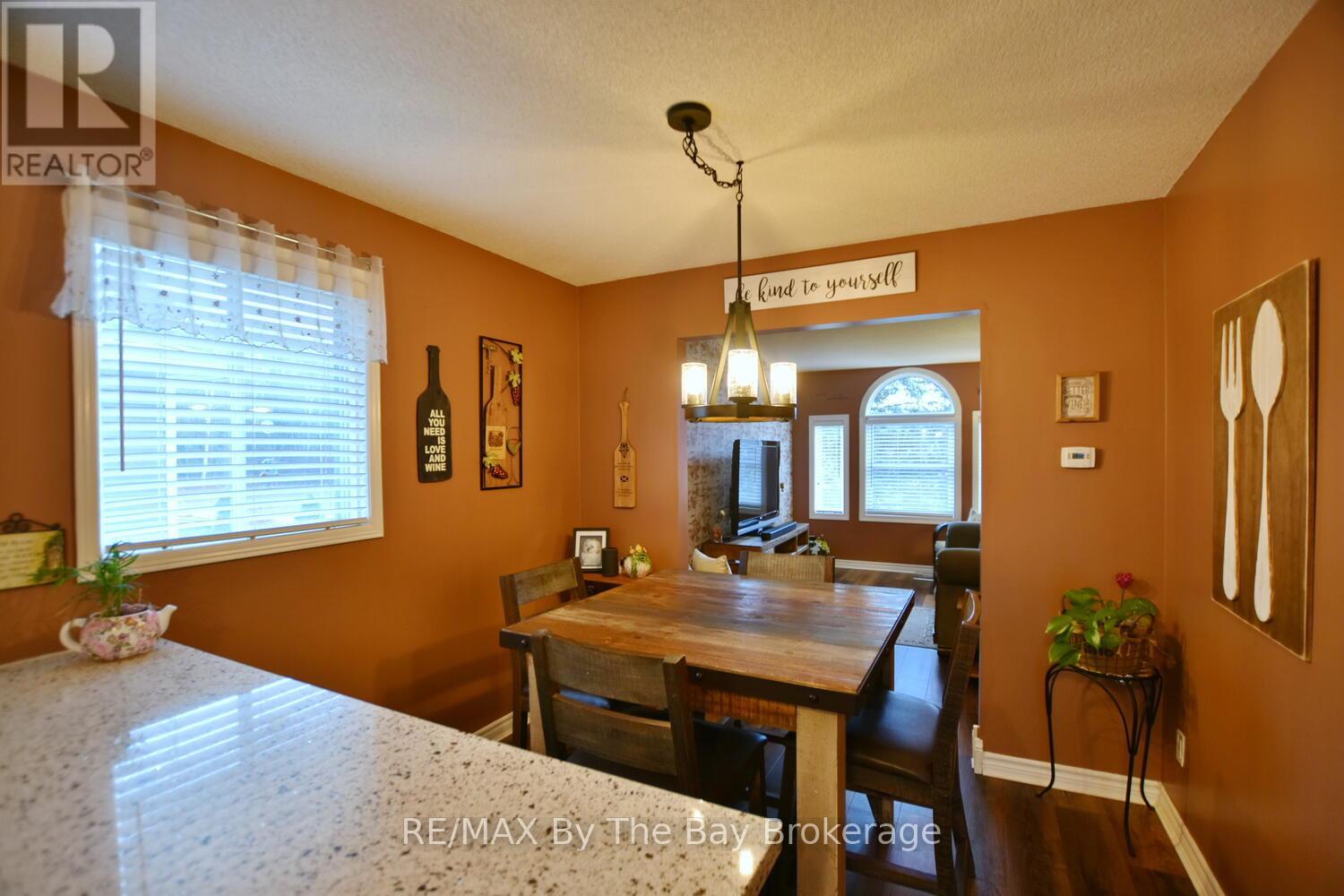 97 Glen Eton Road, Wasaga Beach, Ontario  L9Z 1E8 - Photo 10 - S12272852