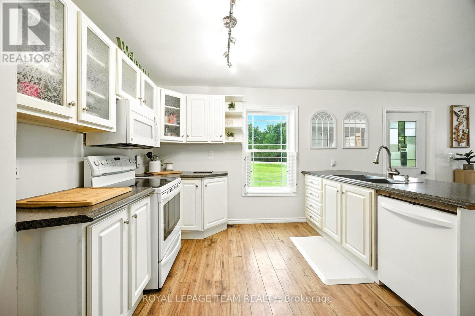 15 Main Street, Merrickville-Wolford, Ontario  K0G 1G0 - Photo 11 - X12272892