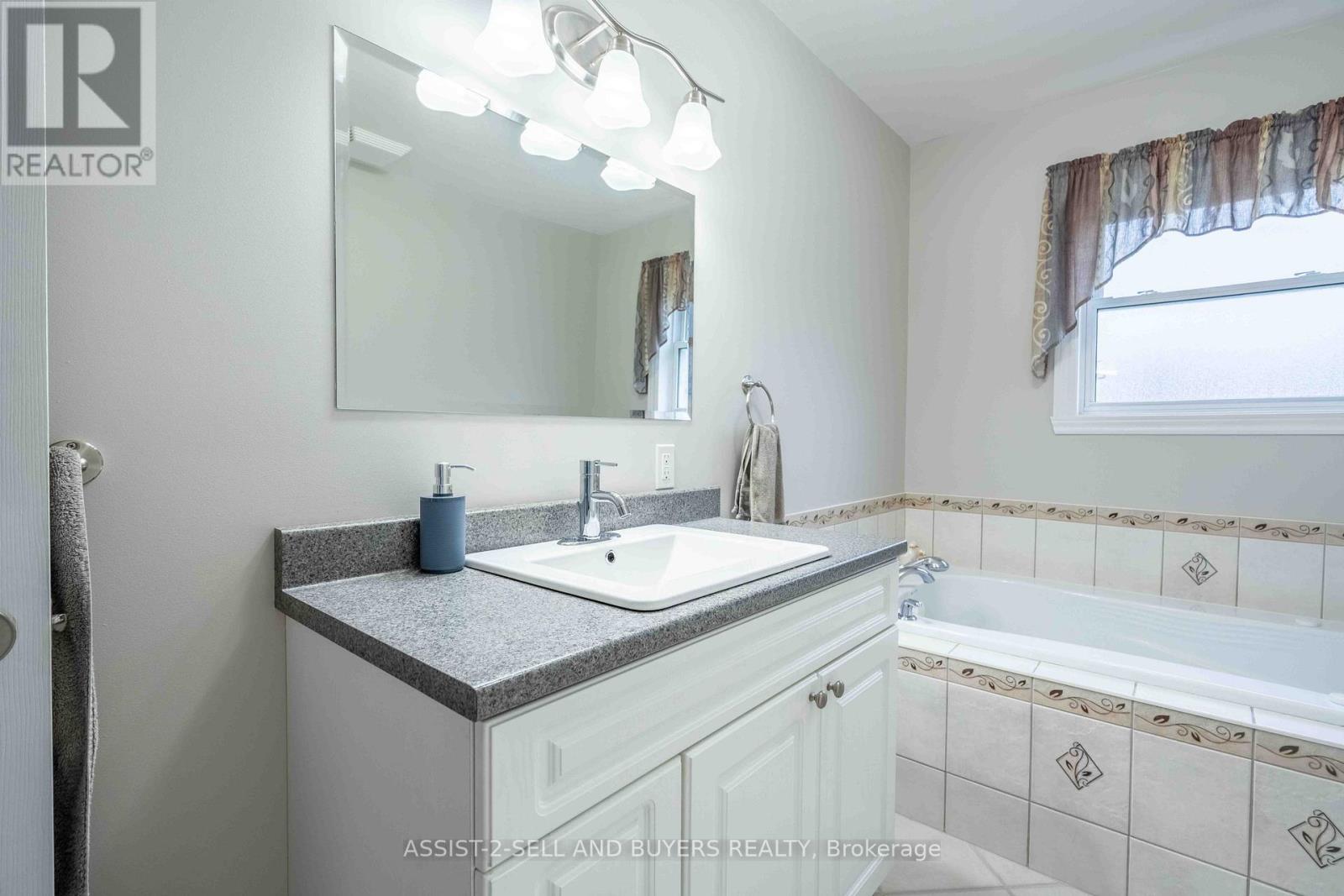 18267 Samuel Drive S, South Glengarry, Ontario  K6H 7J1 - Photo 9 - X12186255