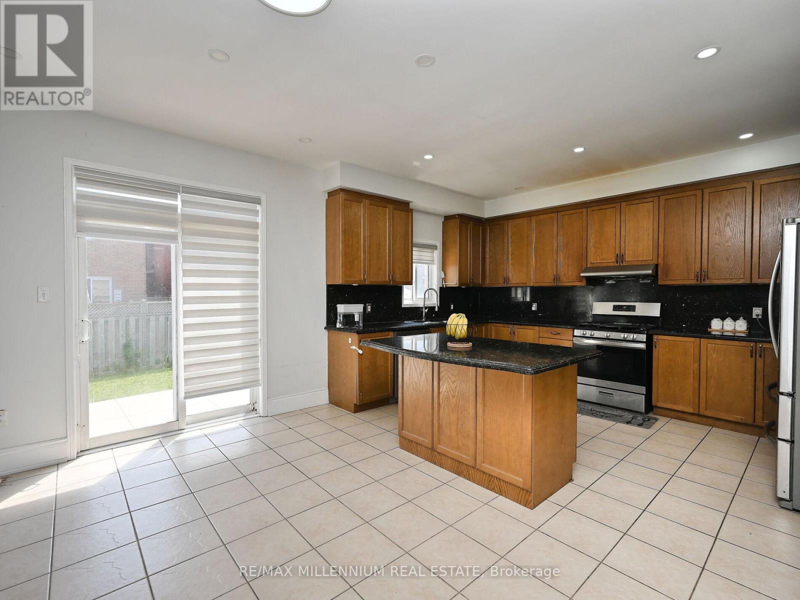 5 Freshspring Drive, Brampton (Sandringham-Wellington), Ontario  L6R 3H6 - Photo 14 - W12272875