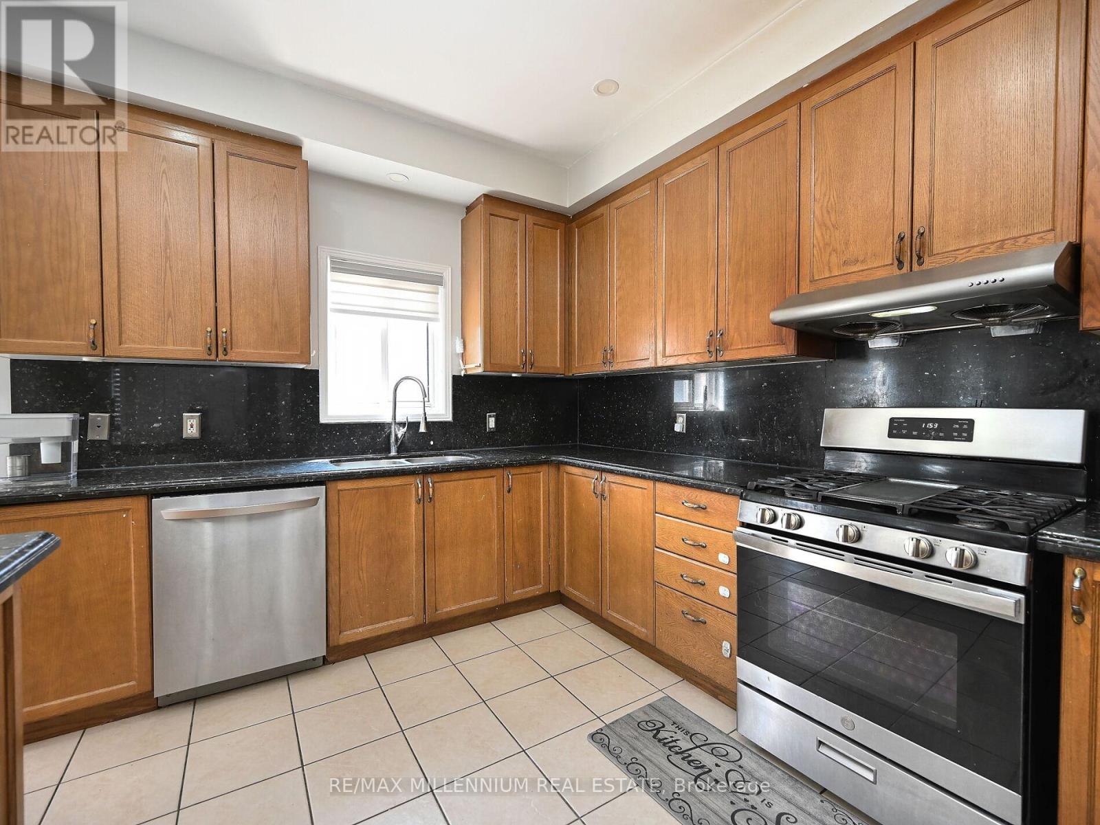 5 Freshspring Drive, Brampton (Sandringham-Wellington), Ontario  L6R 3H6 - Photo 17 - W12272875