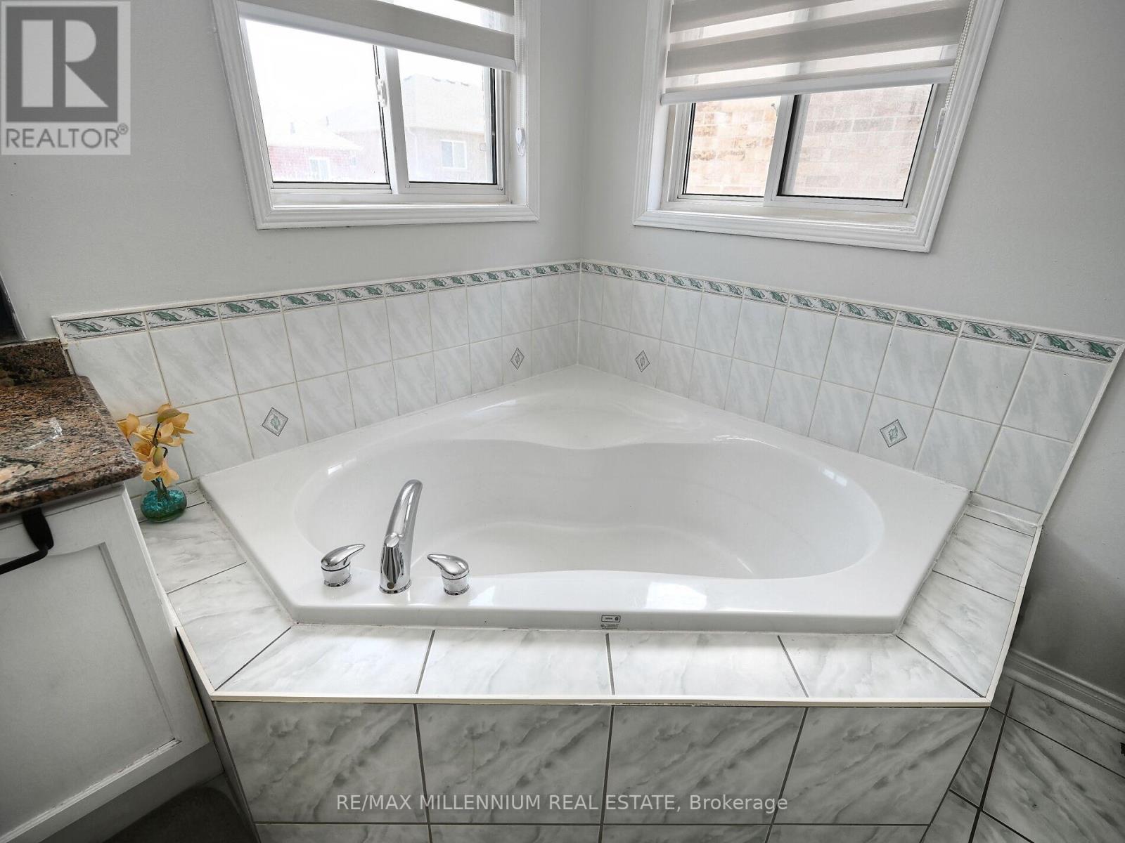 5 Freshspring Drive, Brampton (Sandringham-Wellington), Ontario  L6R 3H6 - Photo 32 - W12272875