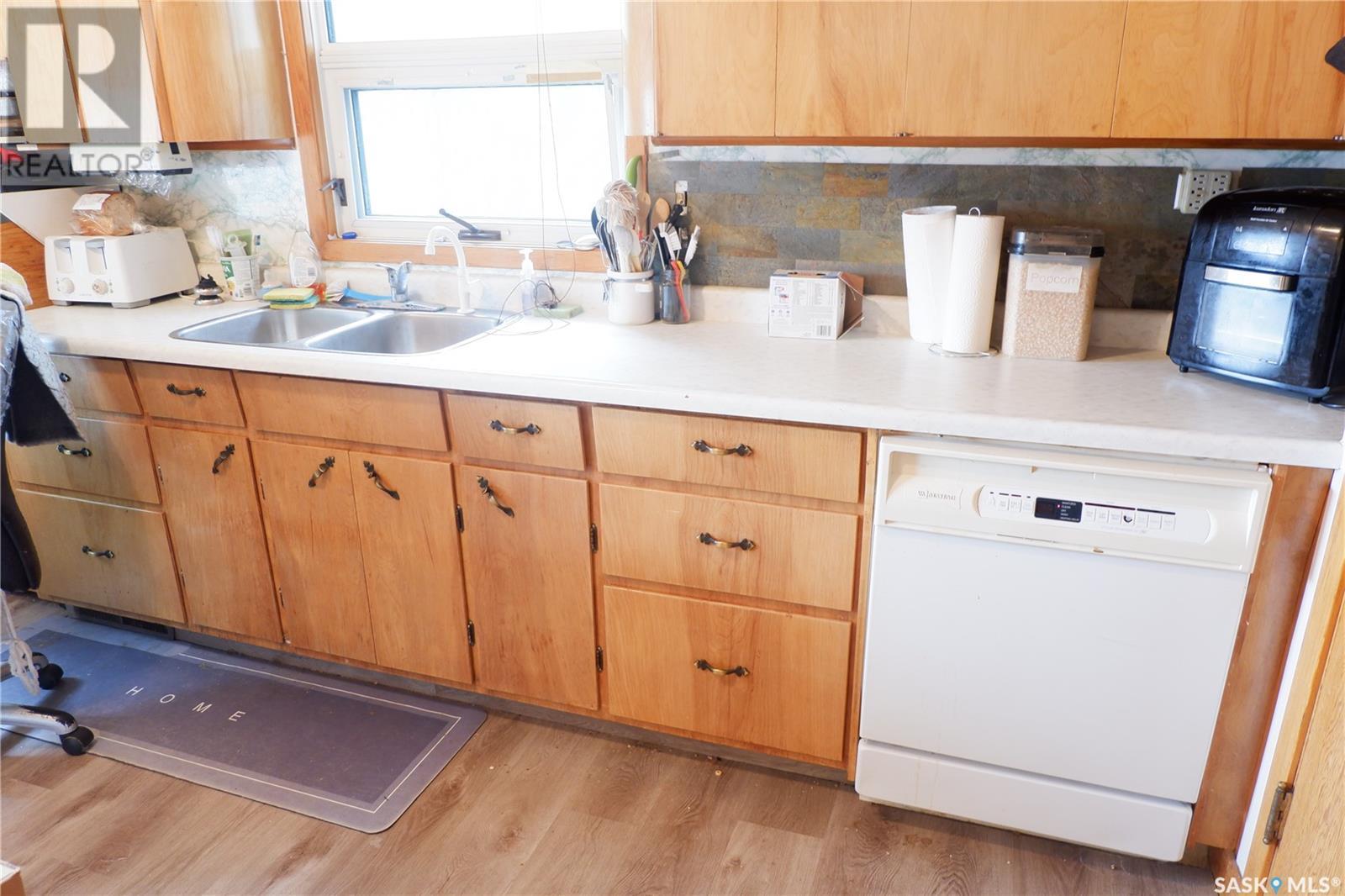 Property at 220 6th AVENUE E image 3
