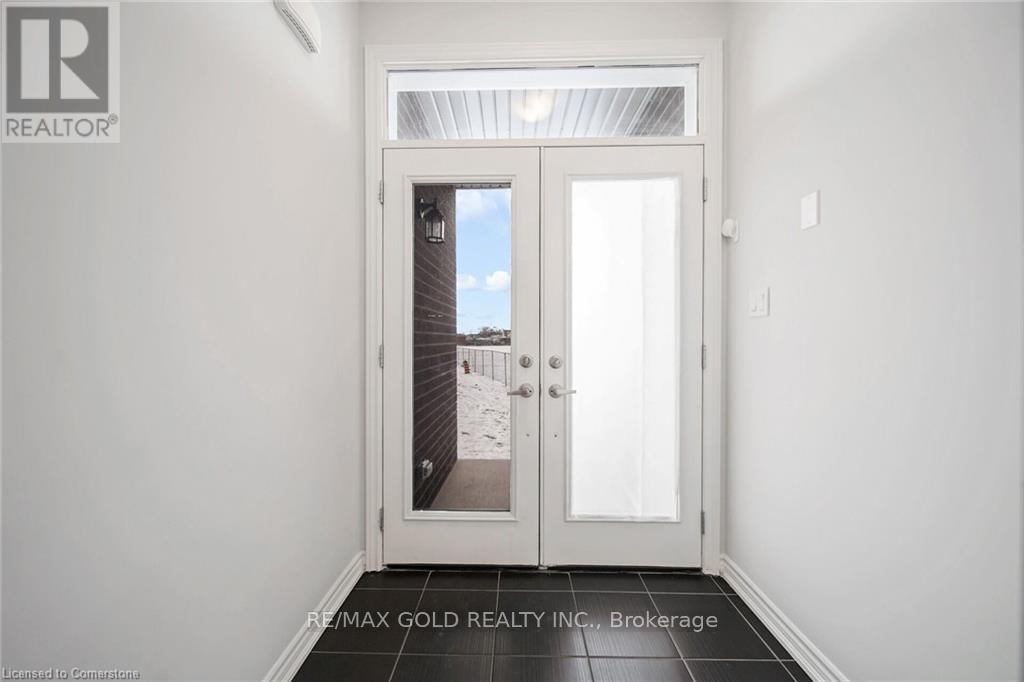 3 Caroline Street, Welland, Ontario  L3B 0J8 - Photo 4 - X12264945