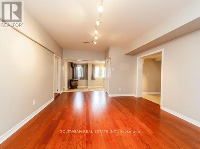 257 Parkwood Avenue, Georgina, Ontario  L4P 2X2 - Photo 4 - N12273220