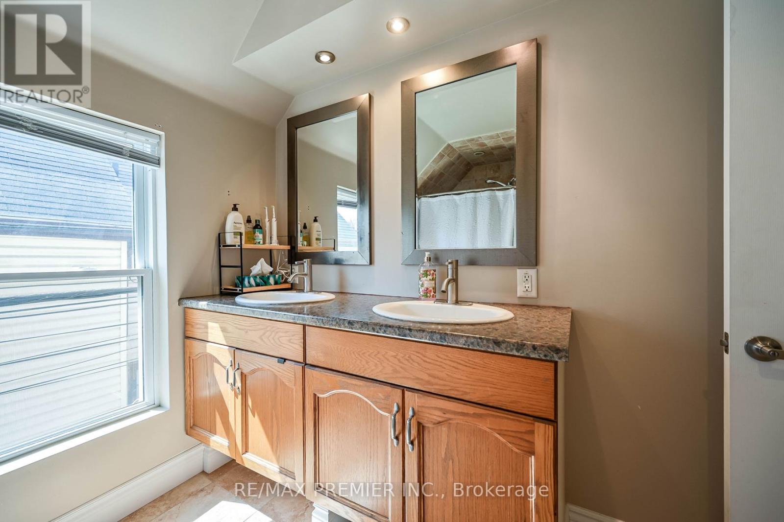 53 Douglas Avenue, Hamilton, Ontario  L8L 5R2 - Photo 12 - X12273222
