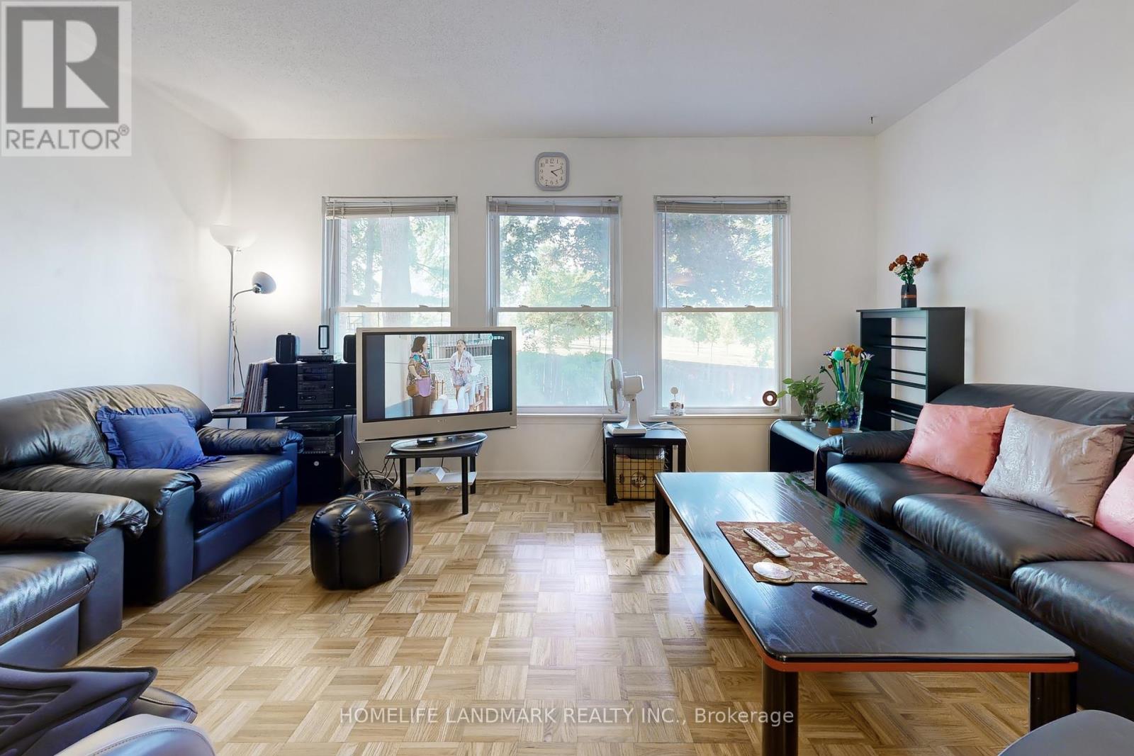 Property at 32 L'AMOREAUX DRIVE image 4