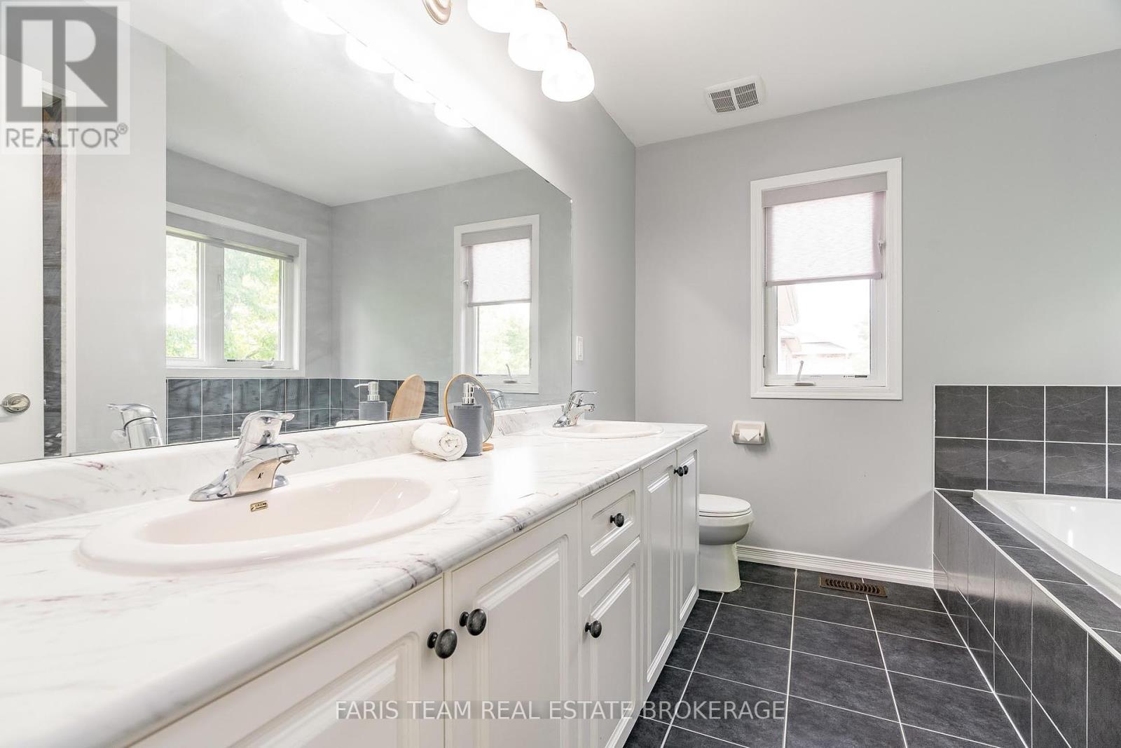 1025 Abram Court, Innisfil, Ontario  L9S 0K3 - Photo 19 - N12273371