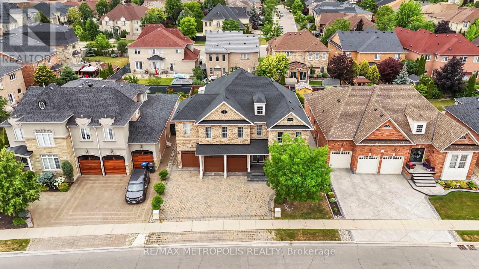 Property at 16 EIFFEL BOULEVARD image 2