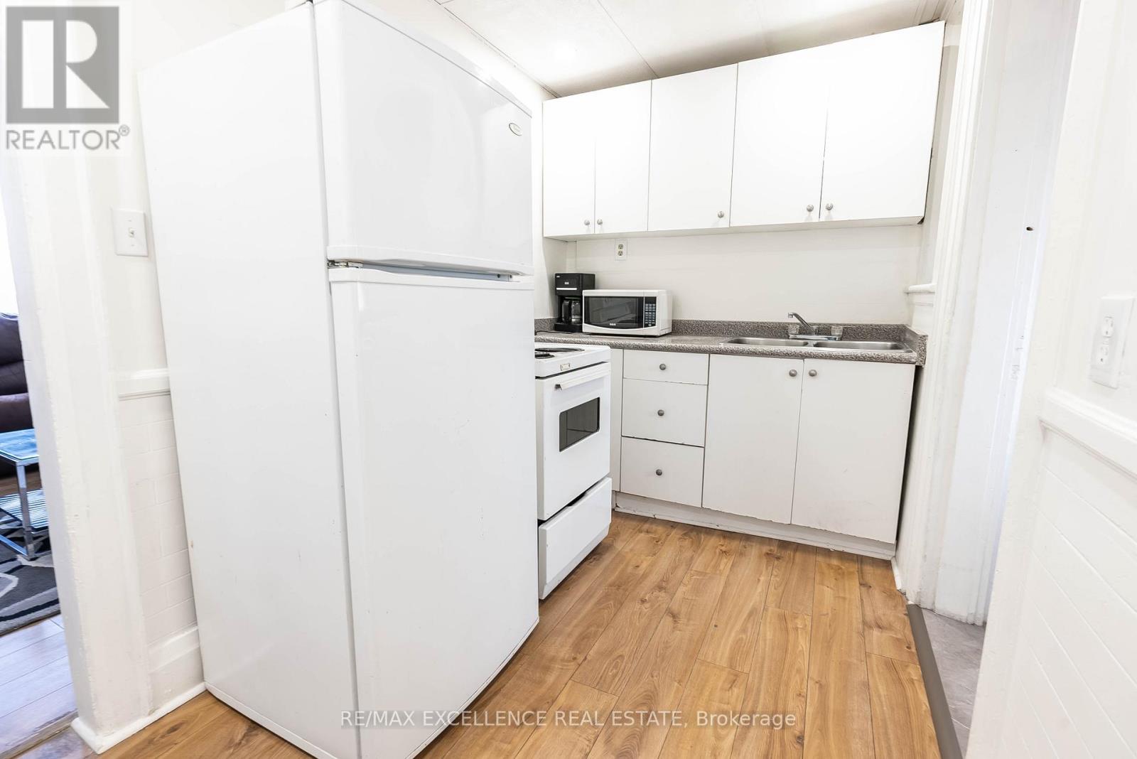 4 Rosemont Avenue, Hamilton (Stipley), Ontario  L8L 6M4 - Photo 11 - X12273358