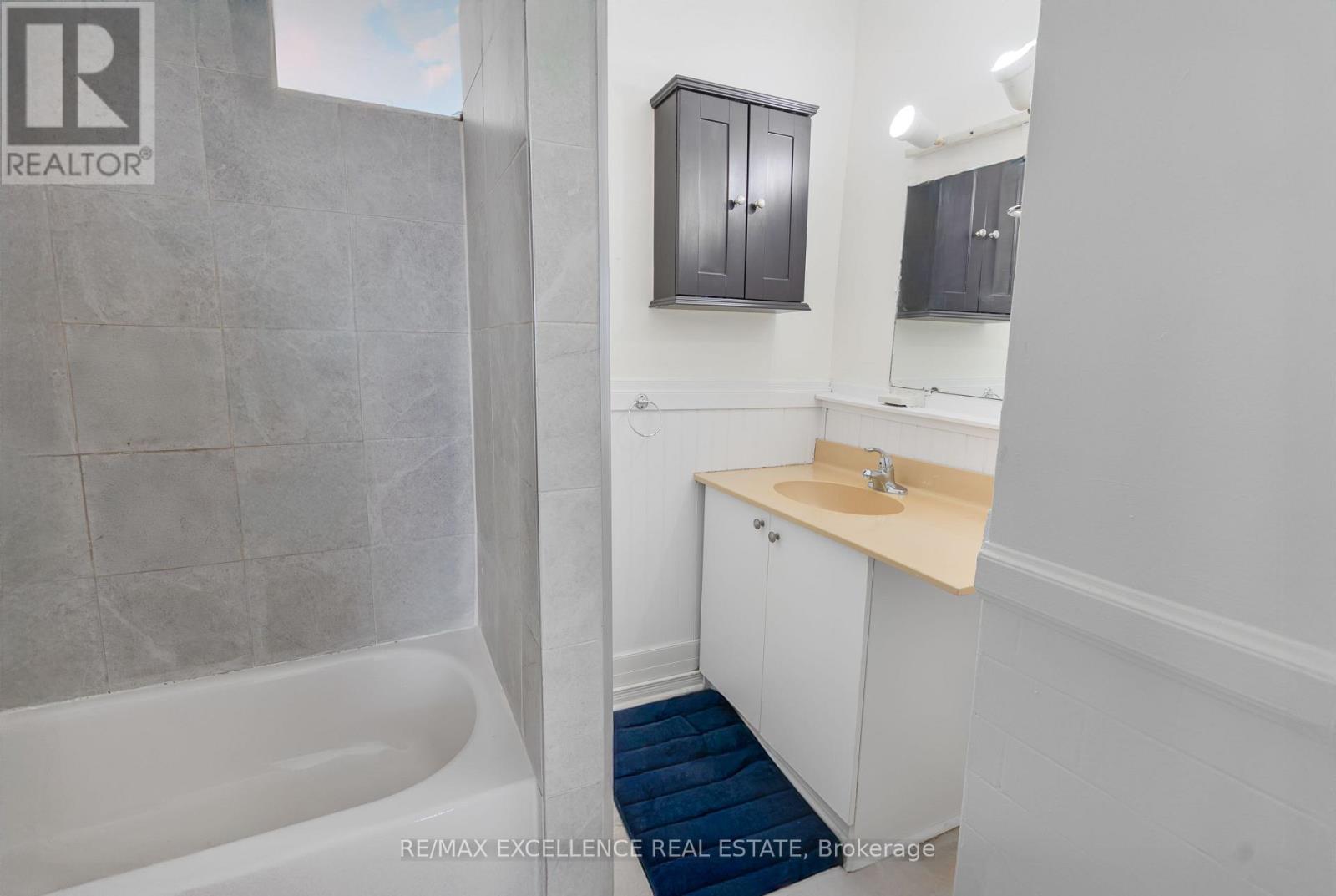 4 Rosemont Avenue, Hamilton (Stipley), Ontario  L8L 6M4 - Photo 8 - X12273358
