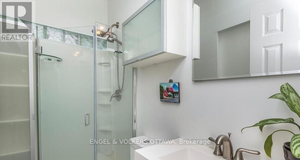 219 Cobourg Street, Ottawa, Ontario  K1N 8H9 - Photo 11 - X12273610