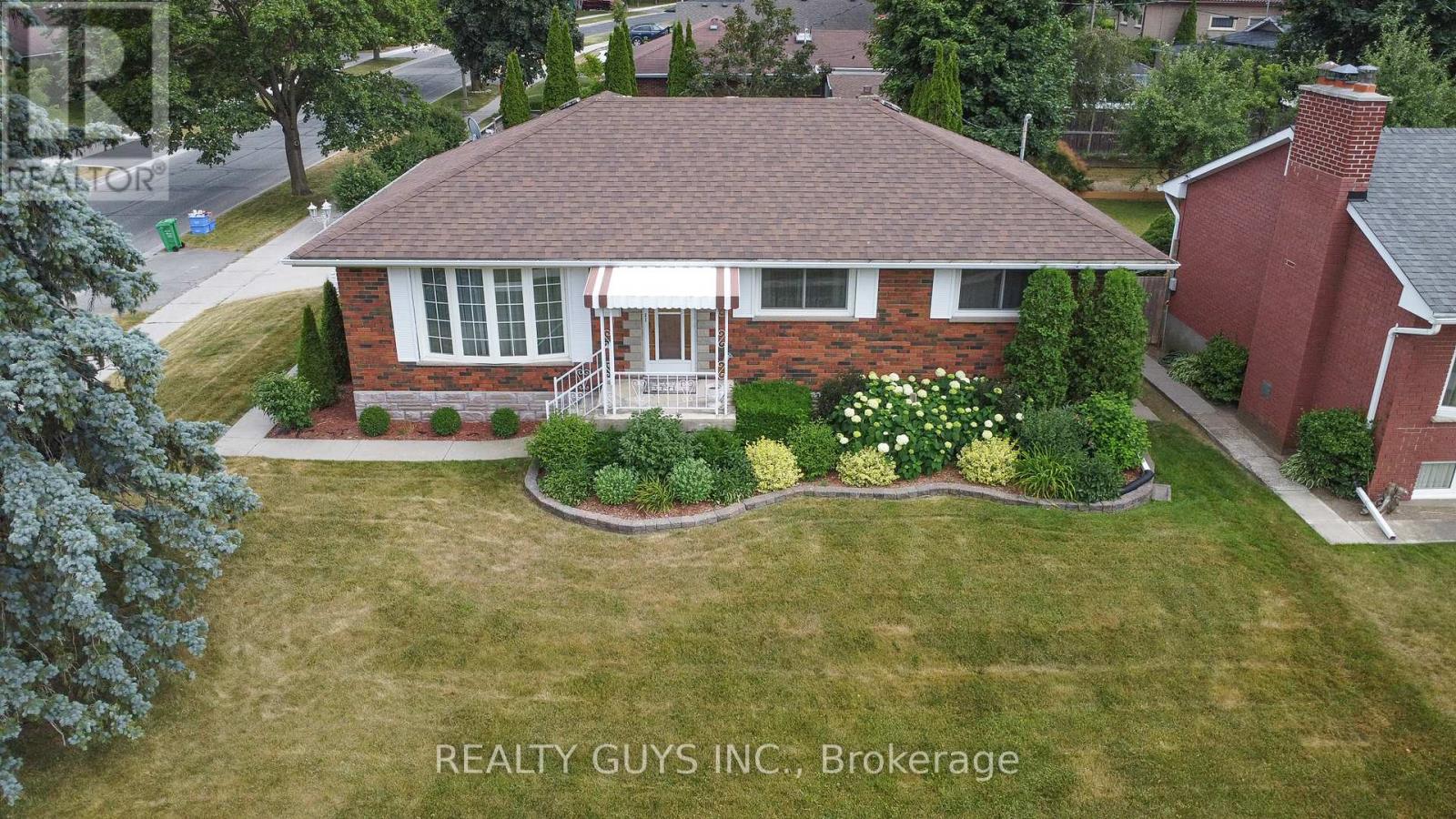 Property at 1066 GLEBEMOUNT CRESCENT image 2