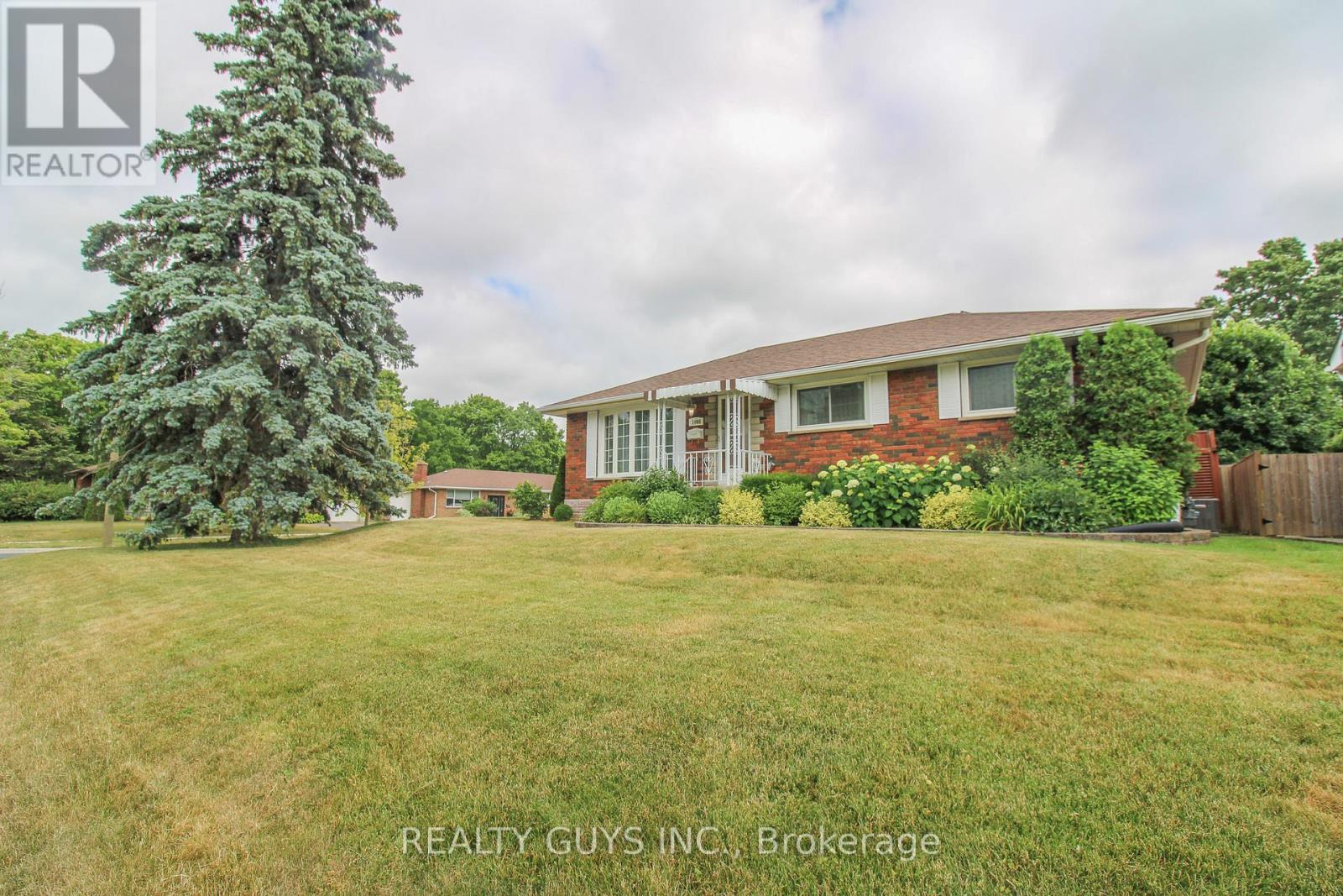 Property at 1066 GLEBEMOUNT CRESCENT image 3