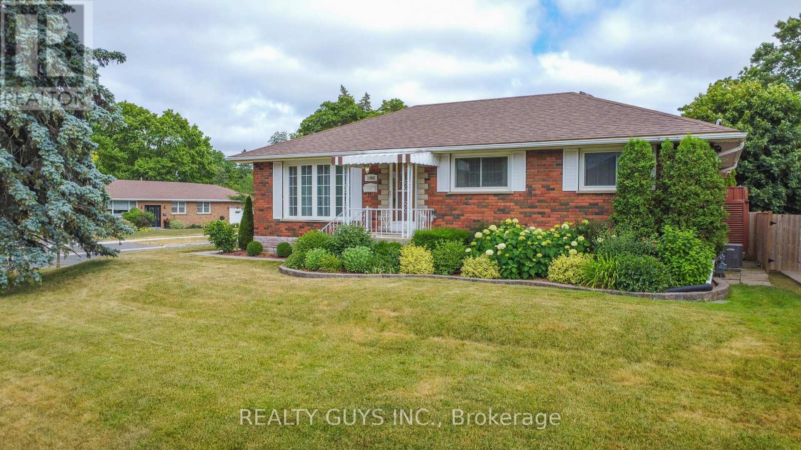 Property at 1066 GLEBEMOUNT CRESCENT image 4