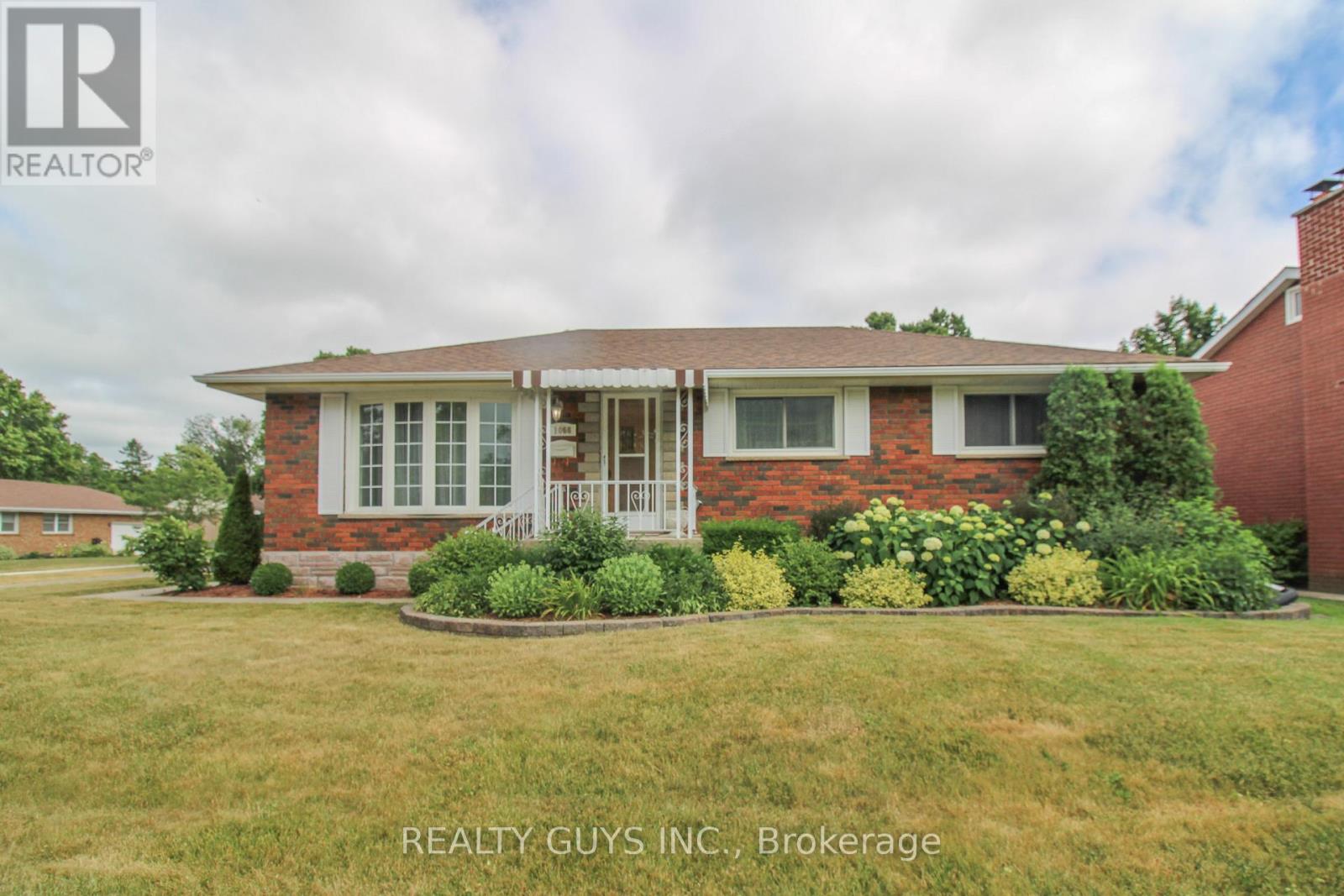 Property at 1066 GLEBEMOUNT CRESCENT image 5